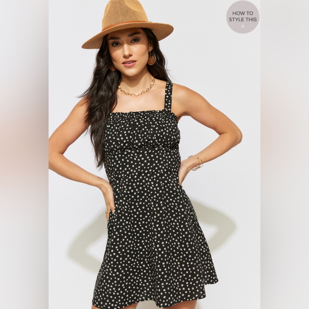 Francesca’s Abigail Daisy Print Mini Dress Size Medium